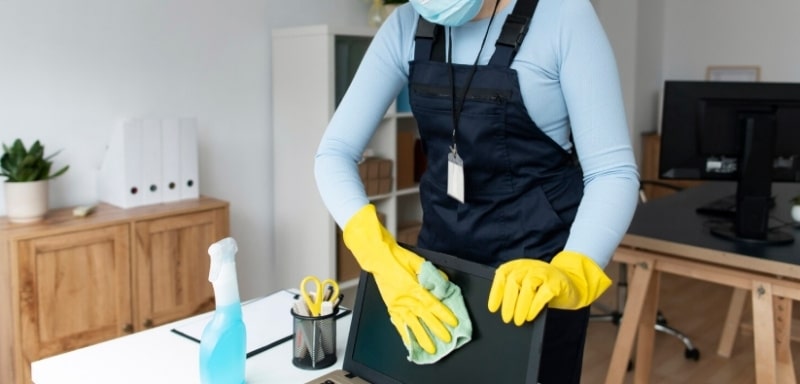 House cleaner brasileira realizando a limpeza de um ambiente de escritório