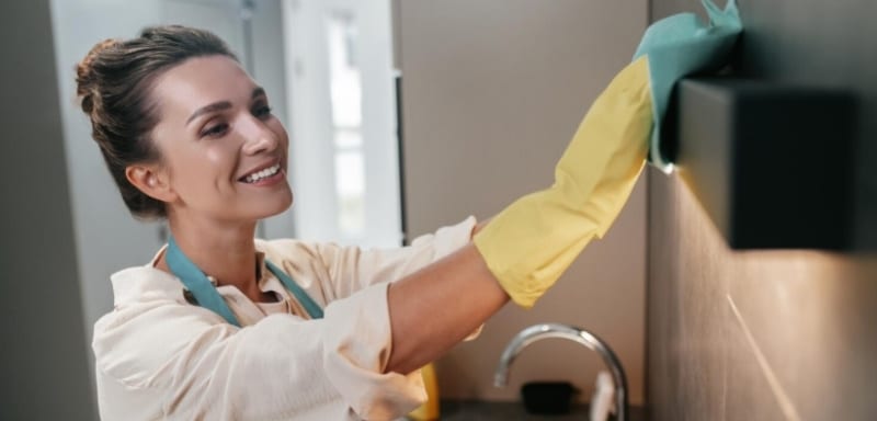 Mulher house cleaner atuando