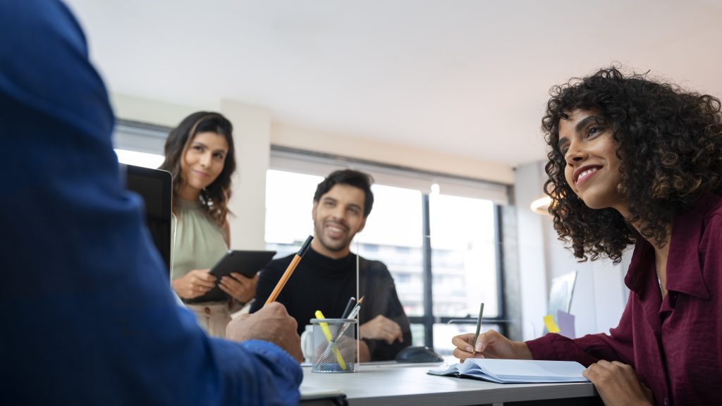 Profissionais atuando em áreas que oferecem empregos sem ensino superior nos EUA