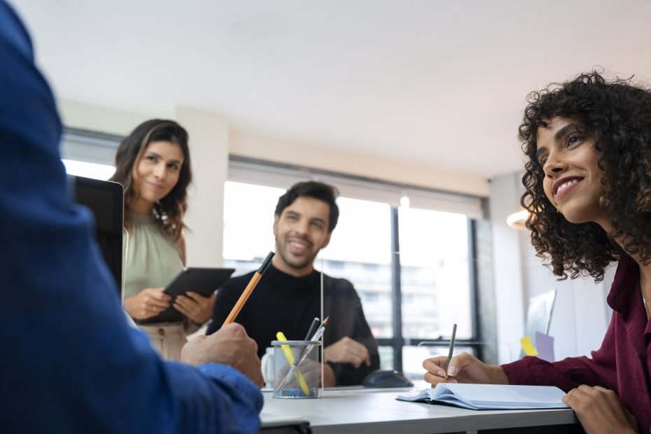 Profissionais atuando em áreas que oferecem empregos sem ensino superior nos EUA