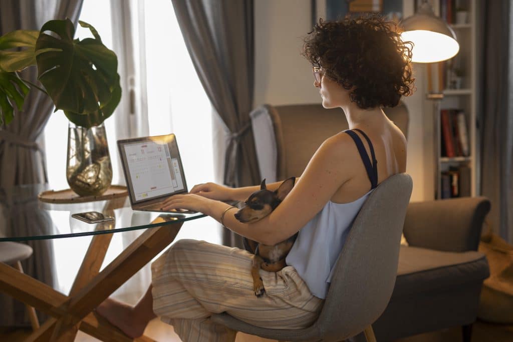 Trabalho remoto: mulher trabalhando no notebook